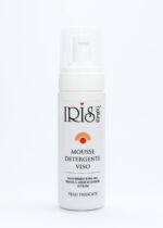 mousse detergente viso con vitamina c, aloe, estratti di camomilla ed elicrisio e acido ialuronico.