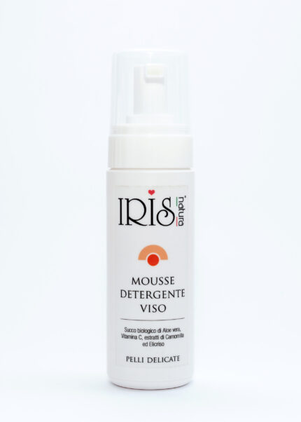 mousse detergente viso con vitamina c, aloe, estratti di camomilla ed elicrisio e acido ialuronico.